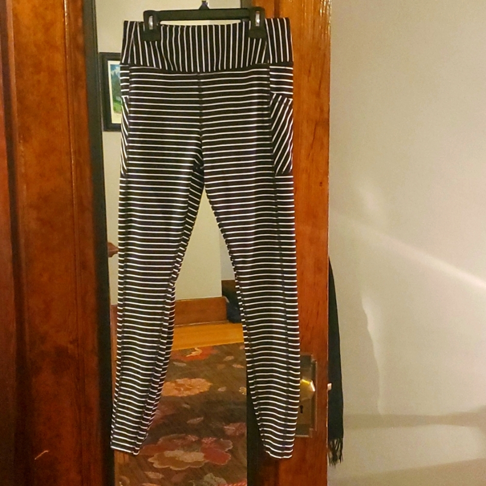 Black and white workout leggings, high waisted, compression, side pockets